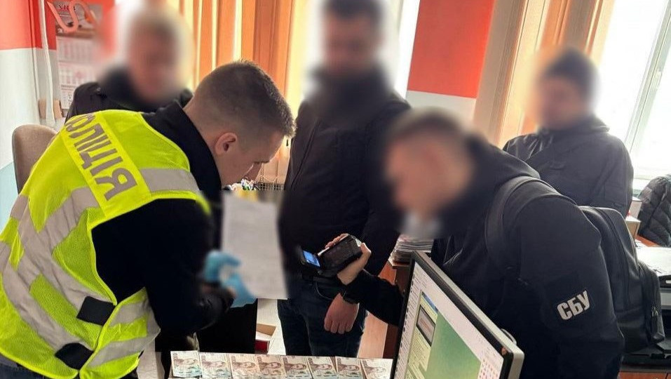 Вывеска за $6000 – в Киеве будут судить предпринимателя за продажу несуществующих связей в КГГА