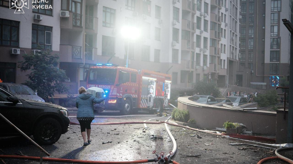 Київ у диму після обстрілу: у ДСНС повідомили про наслідки атаки, є загиблий, фото