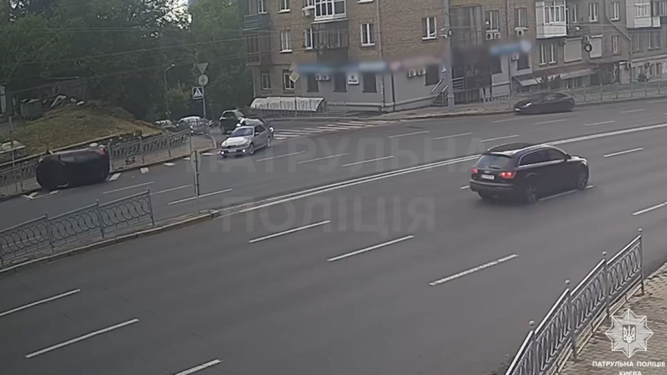 В Киеве женщина снесла ограждение и опрокинула авто на бок — видео ДТП «на ровном месте»