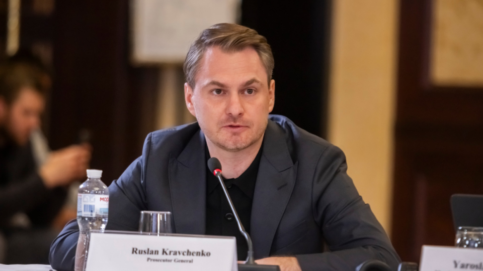 Руслан Кравченко отметил, что закон 12414 позволит упростить набор людей в прокуратуру – в том числе среди бывших правоохранителей