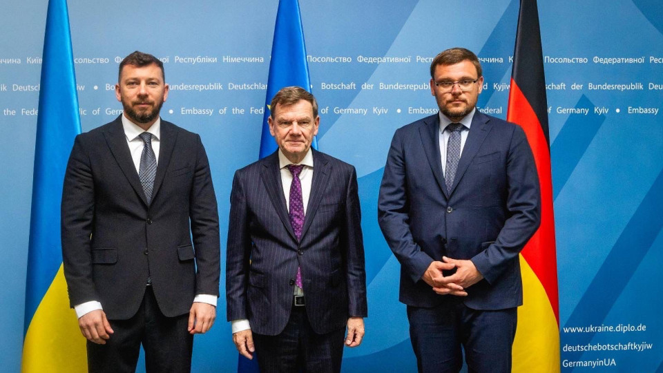 Сотрудникам НАБУ предлагается запретить выезд за границу, кроме служебных командировок — что и так запрещено правилами пересечения границы
