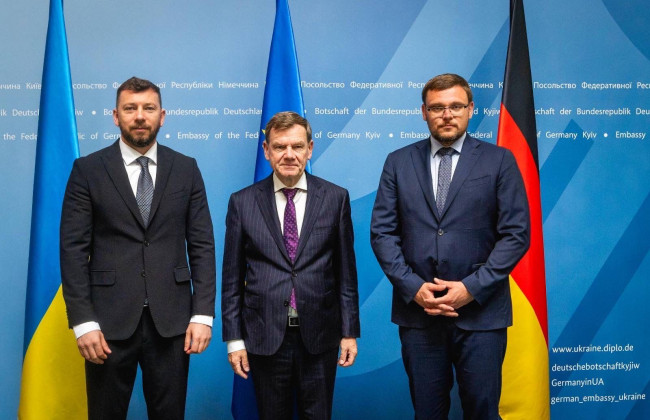 Сотрудникам НАБУ предлагается запретить выезд за границу, кроме служебных командировок — что и так запрещено правилами пересечения границы
