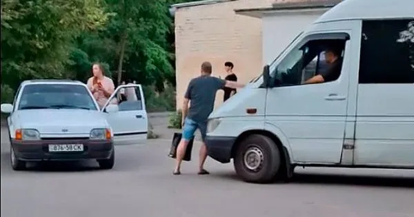 В Полтаве люди перекрыли дорогу автобусу ТЦК, мобилизованные разбежались — видео и реакция ТЦК