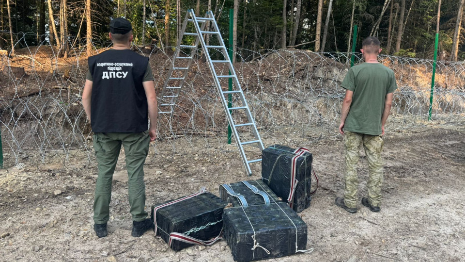 На Буковине пограничники сорвали попытку контрабанды сигарет в Румынию через лестницу