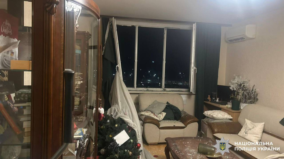 Выбиты окна и повреждены квартиры — показали последствия атаки БпЛА в Дарницком районе Киева, фото