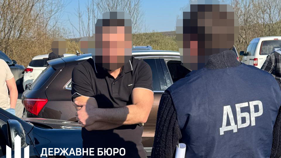Адвоката из Львовской области будут судить за попытку переправить мужчину за границу и угрозы судье