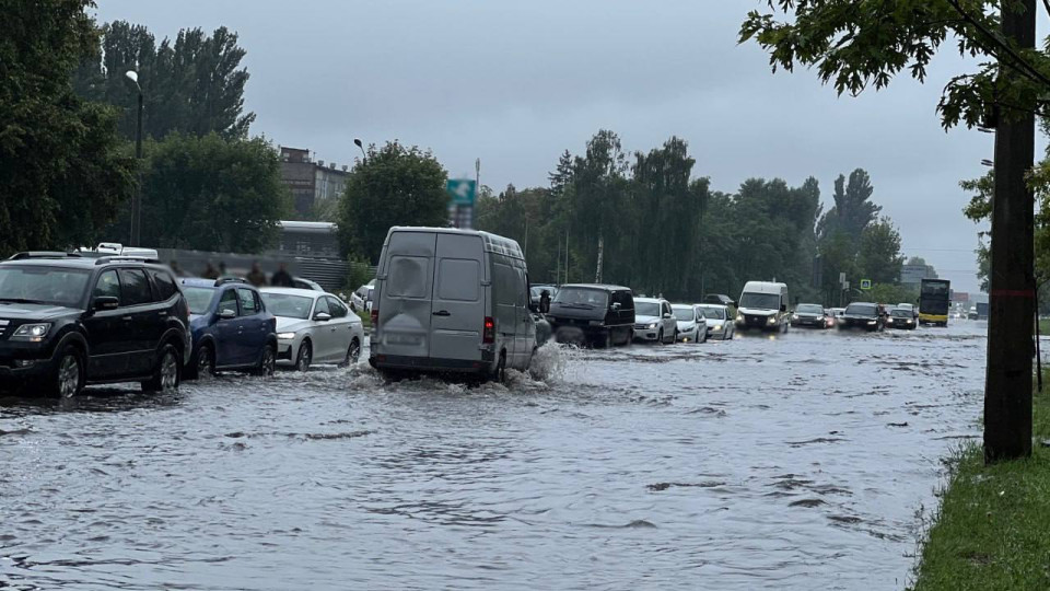 В Киеве из-за непогоды — потоп: затруднено движение на нескольких улицах, авто «плавают», фото