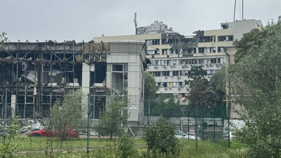У Солом’янському районі пряме влучання в багатоповерхівку – фото та відео наслідків