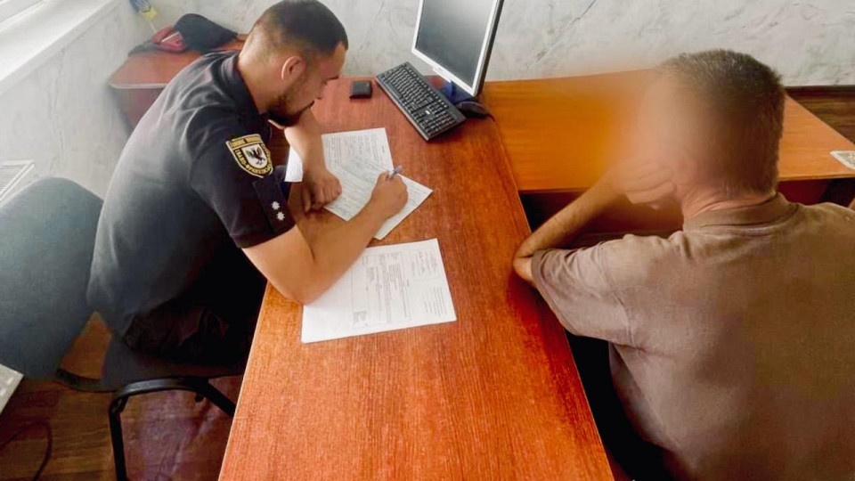 В Івано-Франківську розшукали чоловіка, який під час хвилини мовчання показав нацистський жест