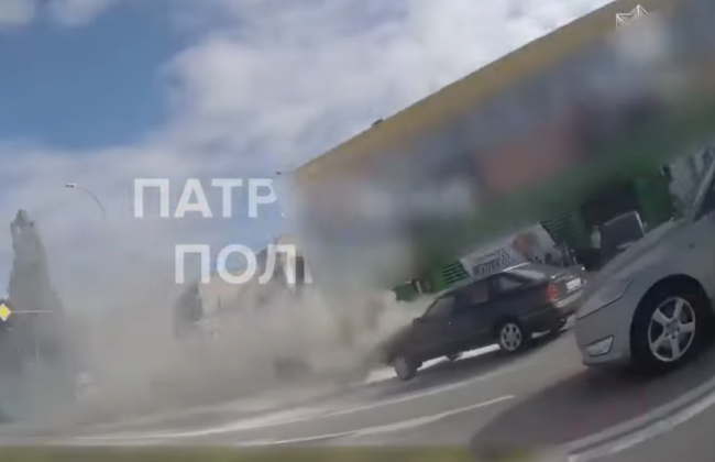 На Київщині під час руху спалахнув автомобіль — відео