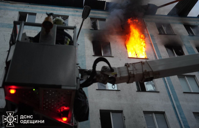 Враг атаковал Одессу и район шахедами: горели радиорынок и общежитие, фото