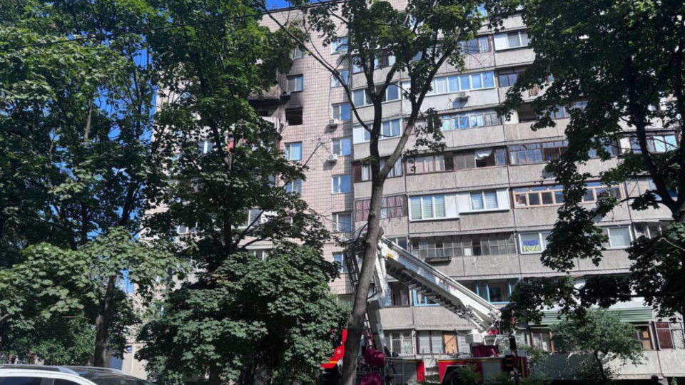 У Києві чоловік, підозрюваний у злочині, пустив газ і підірвав квартиру — постраждав поліцейський
