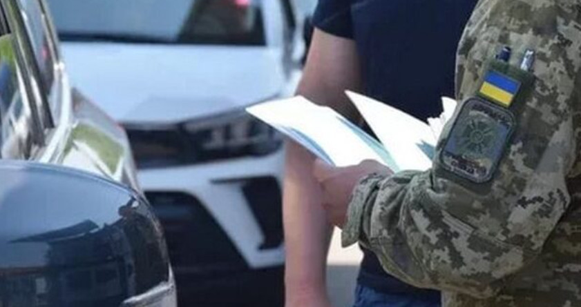 В Ровно шесть человек заблокировали автомобиль ТЦК и требовали освободить мобилизованного