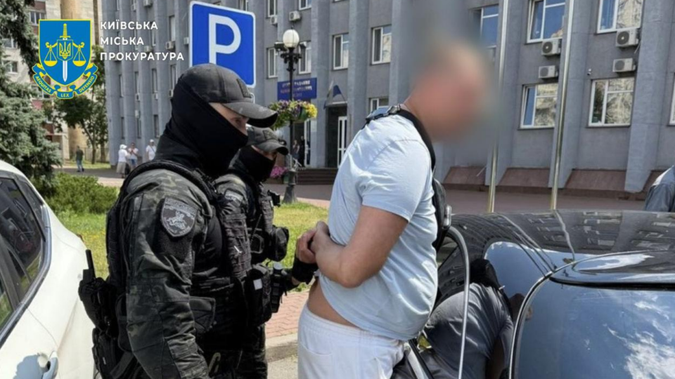 В Киеве задержали мужчину, который за $15 тысяч обещал «продолжить» инвалидность для выезда за границу