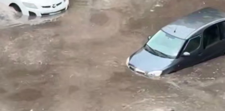 Затопленные улицы, град и поваленные деревья — Киев накрыла непогода, видео