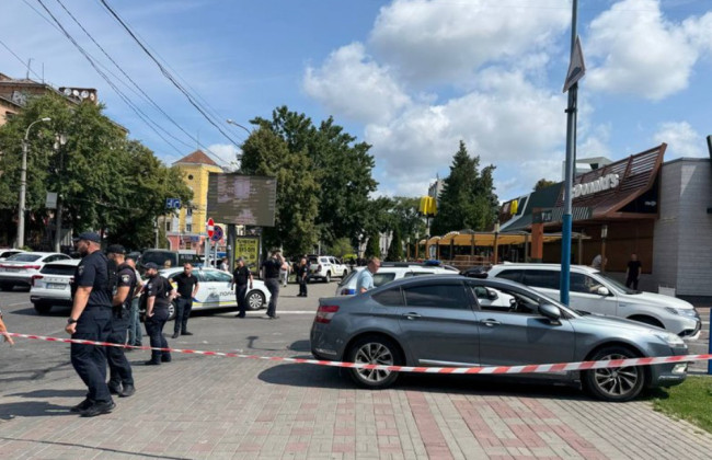 У Черкасах сталася стрілянина – правоохоронці штурмуть McDonalds, відео