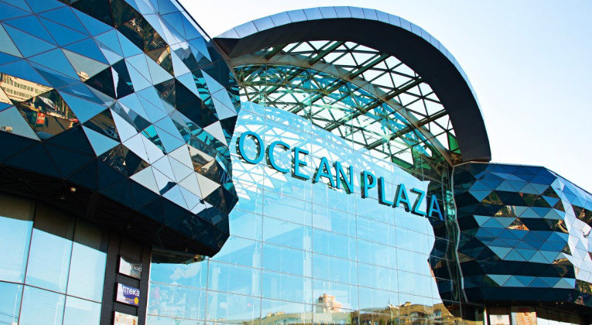 В Киеве машина влетела в помещение ТЦ Ocean Plaza, видео