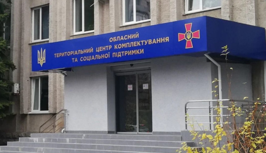 На Волині натовп понівечив авто ТЦК, староста села стрибнув на капот та розбив скло