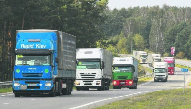 В двух областях грузовикам разрешили движение во время комендантского часа