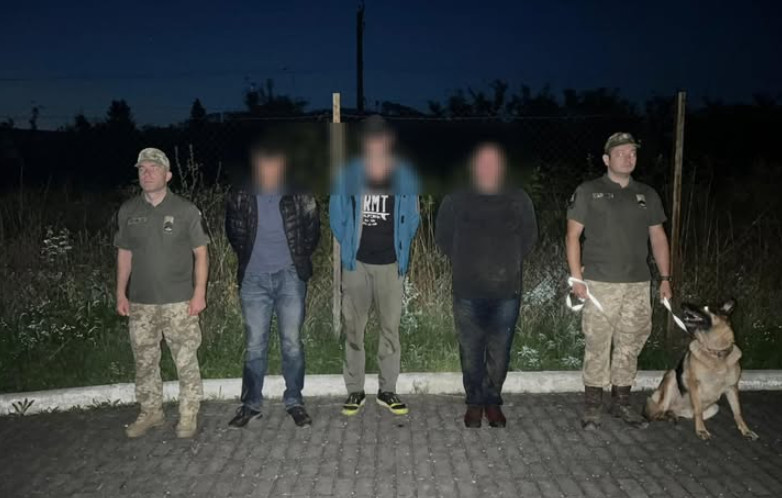 На Закарпатті зі стріляниною затримали чоловіків, які намагалися горами перейти до Словаччини