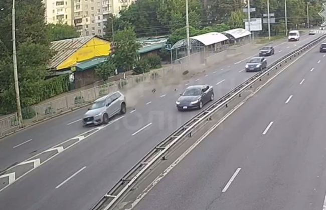 У Києві на Солом’янці водій на Volvo зніс огорожу, знаки та «припаркувався» в огорожу – відео