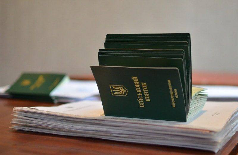 В Киеве мужчина снимал военнообязанных с учета — за «помощь» брал 15-25 тысяч долларов