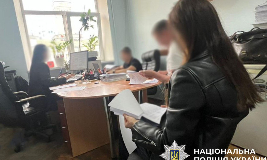 Виїхала за кордон, але за неї вели нотаріальний бізнес в Україні – судитимуть приватного нотаріуса та її подругу