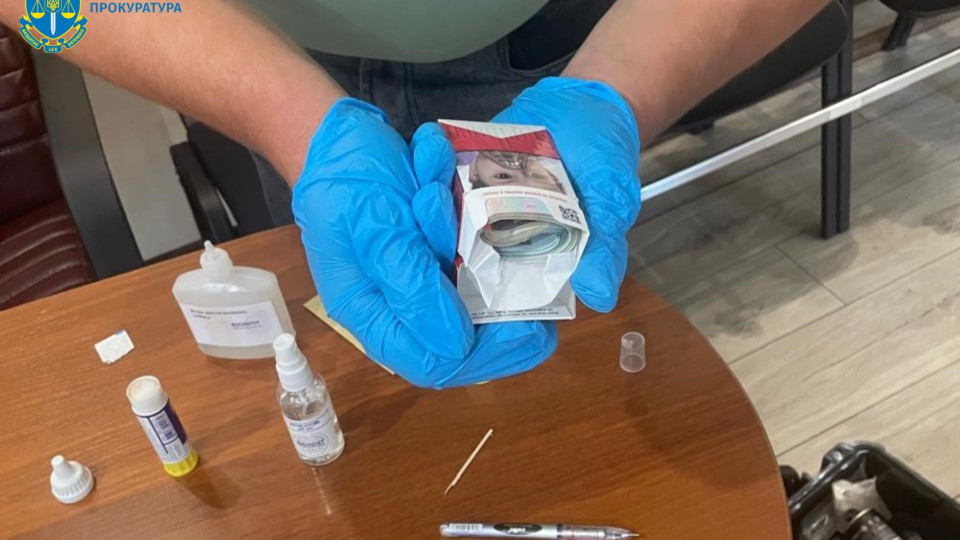 Жительница Житомирской области предлагала полицейскому 20 тысяч гривен при содействии в незаконной перевозке древесины