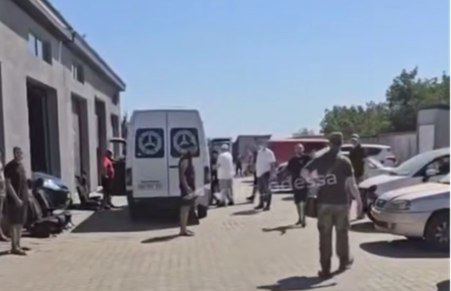 В Одесі на СТО стався конфлікт з представниками ТЦК, приїхала швидка — що кажуть у ТЦК, відео