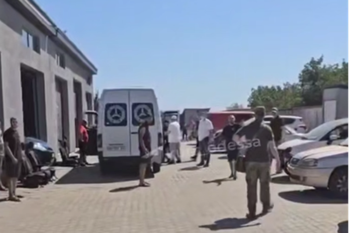 В Одесі на СТО стався конфлікт з представниками ТЦК, приїхала швидка — що кажуть у ТЦК, відео