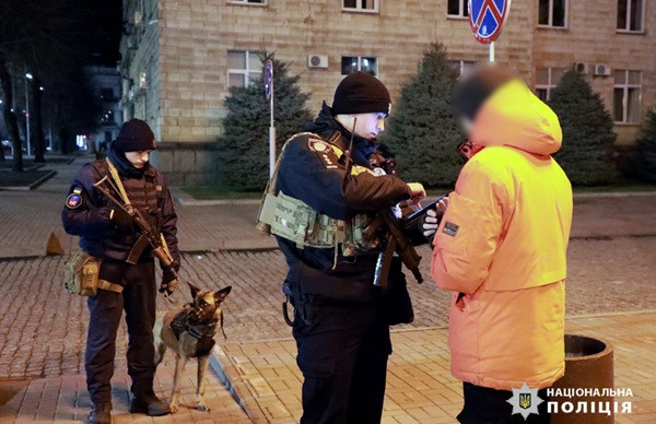 Кабмин вновь предлагает депутатам закрепить в законе право полиции задерживать нарушителей комендантского часа