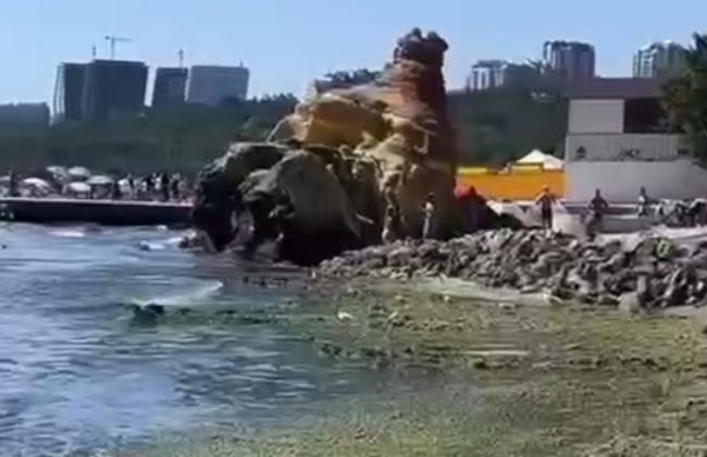 В Одесі масово «зацвіло» море: зафіксовано перевищення шкідливих речовин у воді, відео