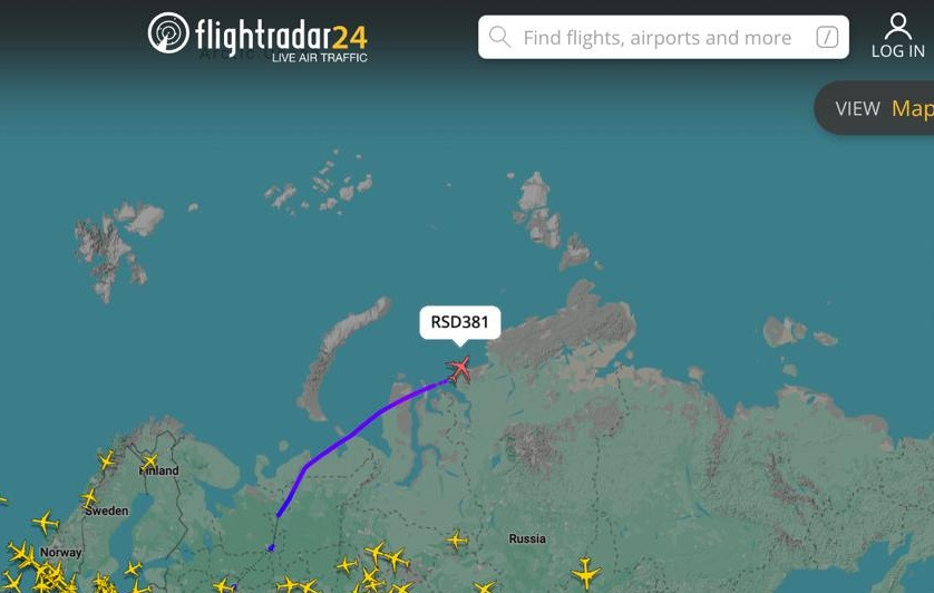 Из Москвы в сторону Аляски вылетел спецборт накануне саммита Трампа и Путина