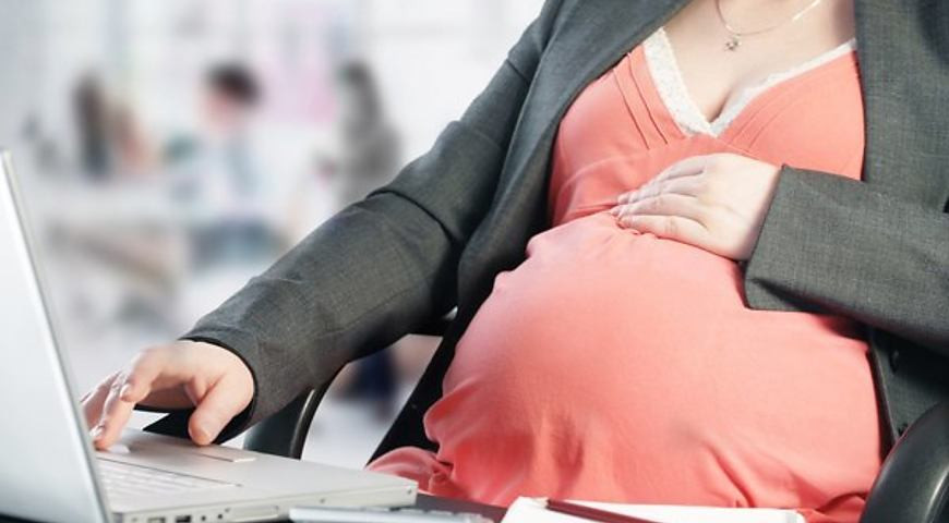 Чи виплатять допомогу по вагітності та пологах, якщо цей період збігається з навчальною відпусткою — роз’яснення Держпраці