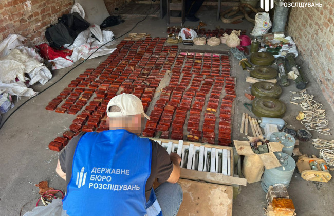 На Кіровоградщині виявили у гаражі схованку з понад 100 кг вибухівки та боєприпасами – відео