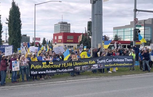 На Алясці відбувся мітинг на підтримку України напередодні саміту Трампа та Путіна, фото та відео
