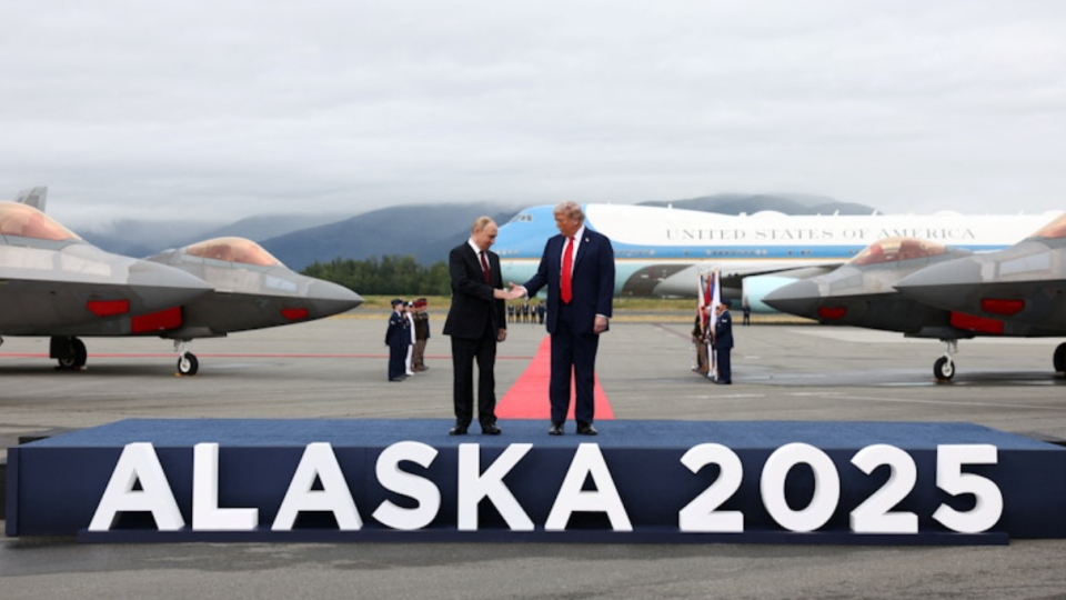 Під час зустрічі Трампа та Путіна над їхніми головами пролетіли винищувачі F-35 та бомбардувальник-«невидимка» B-2, фото і відео