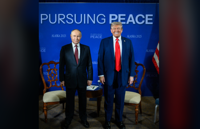 Белый дом опубликовал совместное фото Трампа и Путина, сопроводив его слоганом «В стремлении к миру»