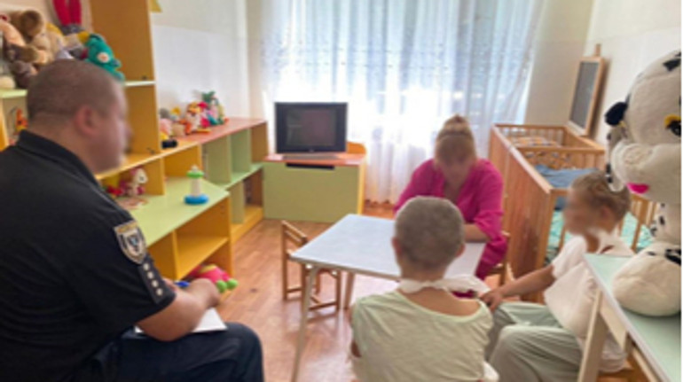 На Чернігівщині чоловік 5 днів катував дітей співмешканки за те, що вони нарвали персиків у сусідів