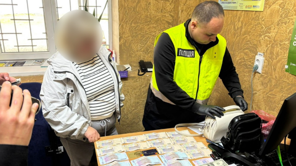 На Сумщині жінка створила схему втечі чоловіків за кордон через «шлюби за гроші»