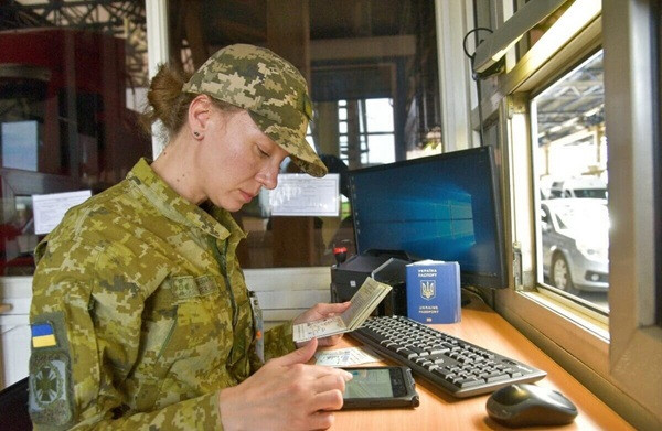 Закон о разрешении на выезд студентам нужно принять, потому что сейчас ограничения базируются на подзаконных актах, а не на прямых нормах закона, что может противоречить Конституции — Федиенко