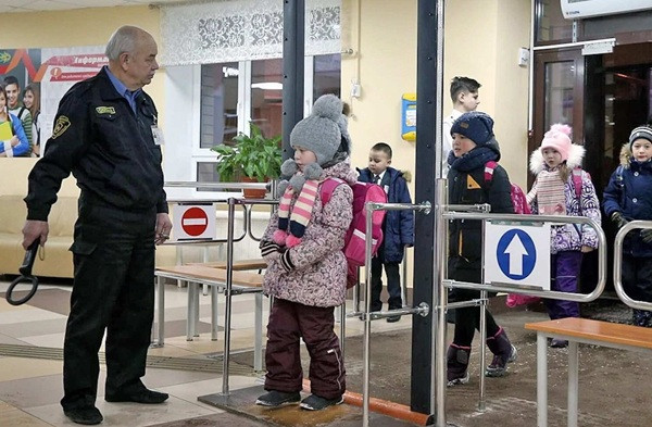 Апеляційний суд не знайшов доказів порушення прав на освіту через шкільний металодетектор — деталі справи