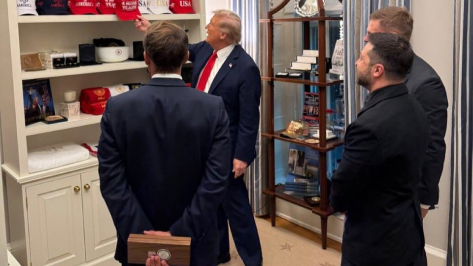 Стало известно, какими подарками обменялись Трамп и Зеленский в Вашингтоне