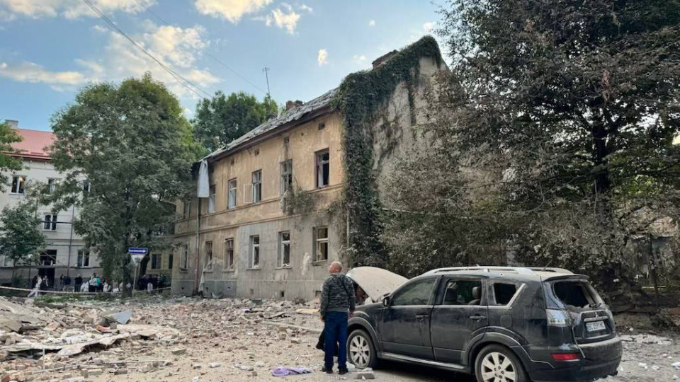 Львов пережил ракетно-дроновый удар: повреждены дома, есть погибший