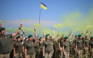 У Львові на висоті 294 метри прикордонники створили «живий» прапор, відео