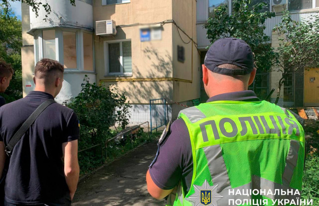 В Соломенском районе Киева обломки беспилотника упали возле многоэтажки, фото
