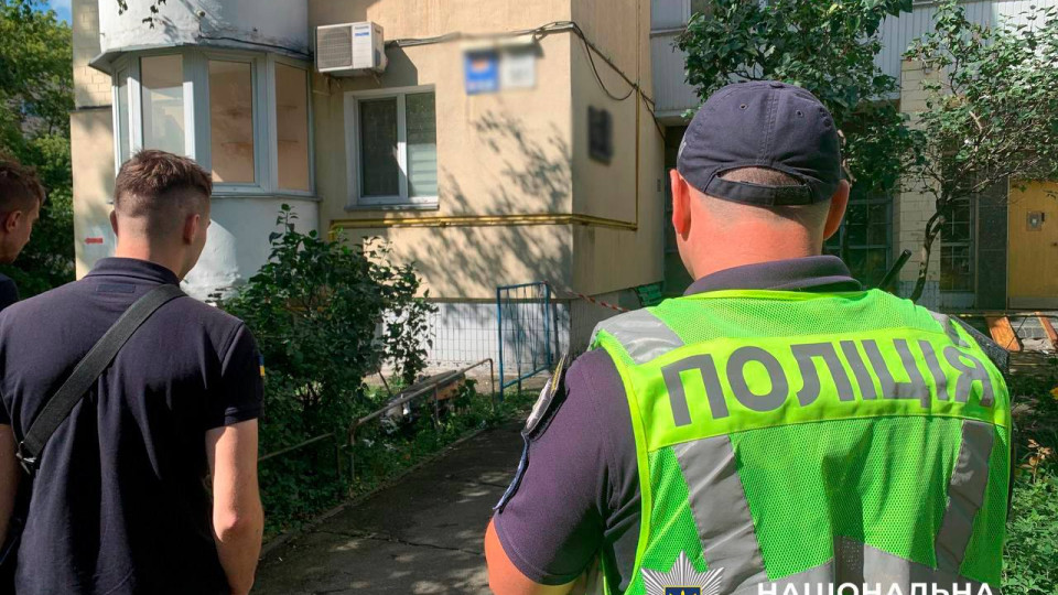 В Соломенском районе Киева обломки беспилотника упали возле многоэтажки, фото