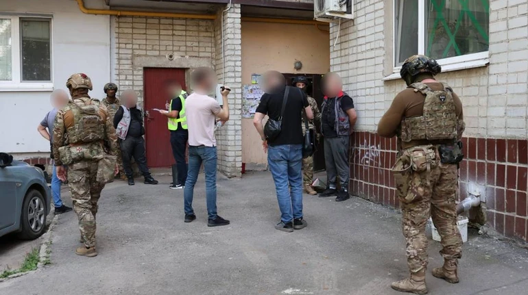 У Харкові зловмисники напали на 89-річну матір військового та вимагали гроші