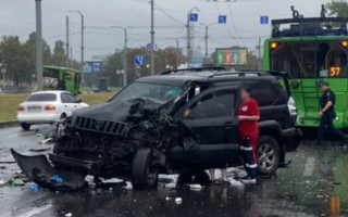 У Харкові масштабна ДТП за участі громадського транспорту та авто Toyota – фото
