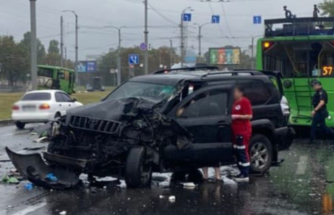 В Харькове масштабное ДТП с участием общественного транспорта и авто Toyota – фото